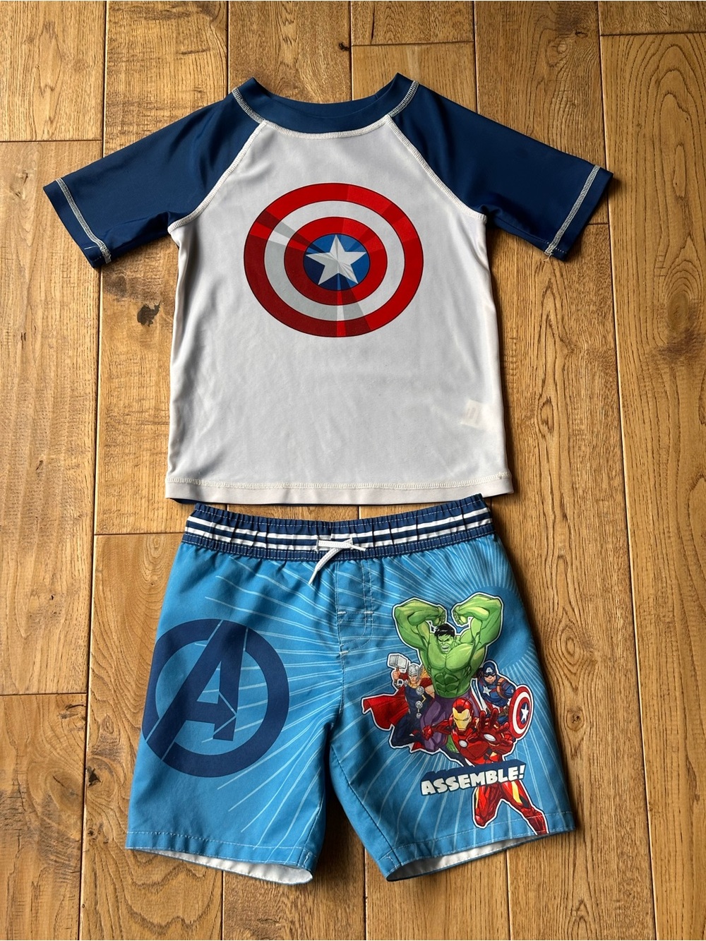 Marvel Avengers Short Sleeve Rash Guard and Swim Trunks Set size 5T